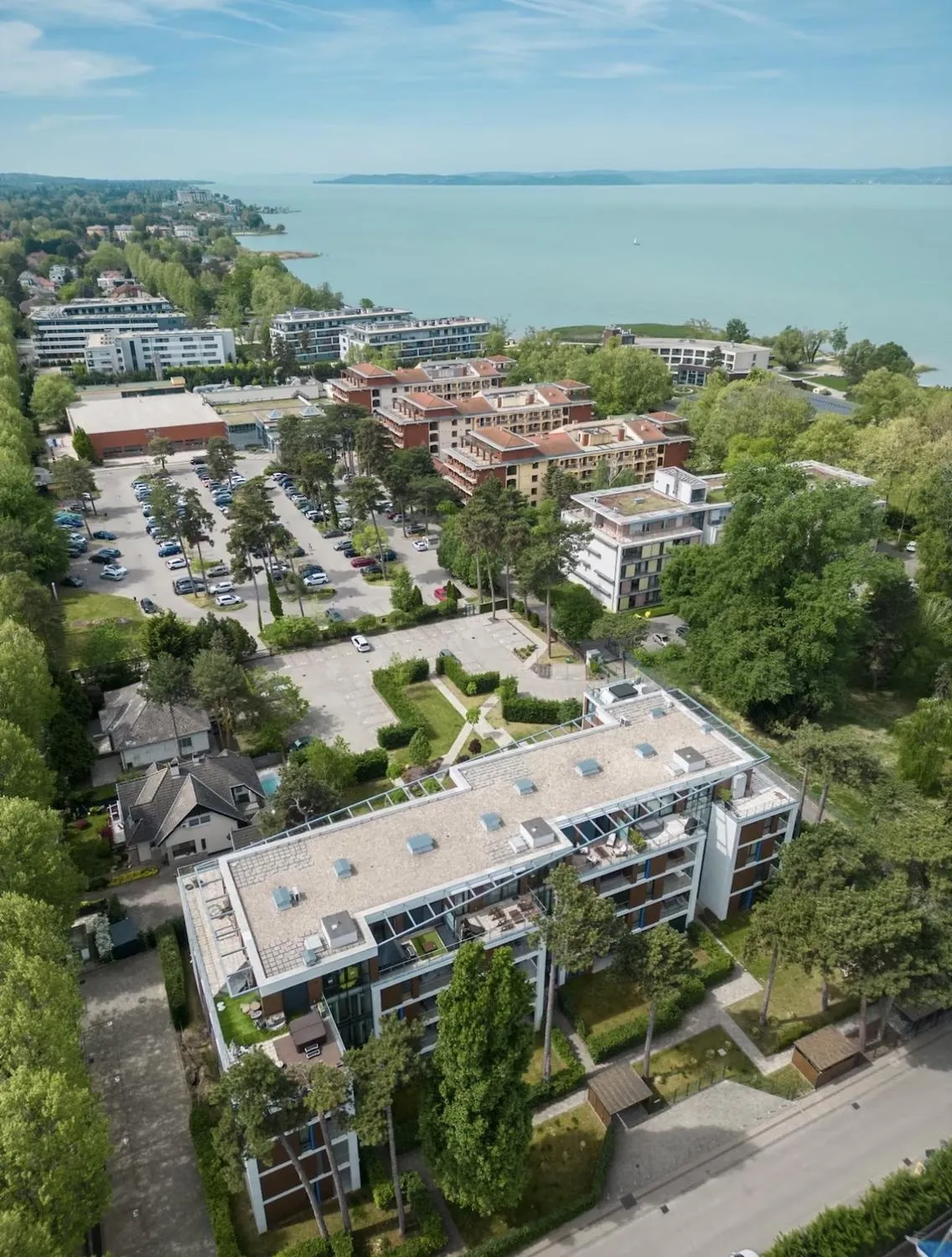 A rezidencia és a Balaton madártávlatból