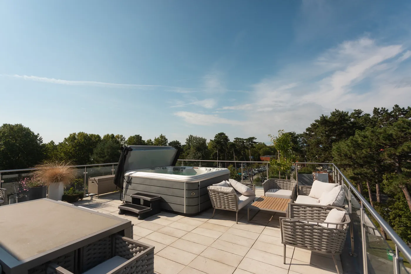 A 130 m²-es terasz jacuzzival