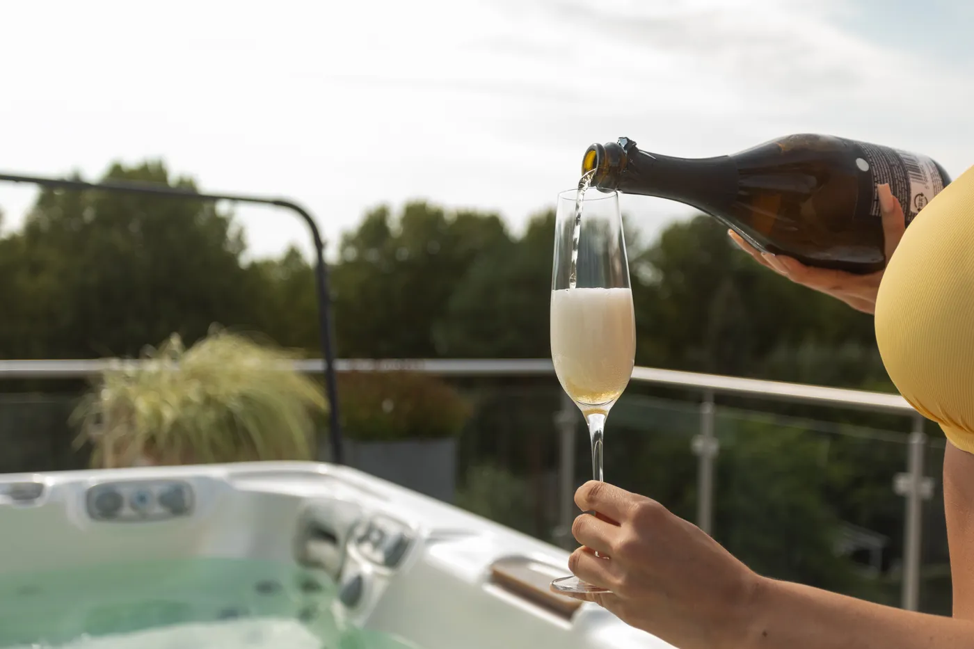 Pezsgő a jacuzzi mellett