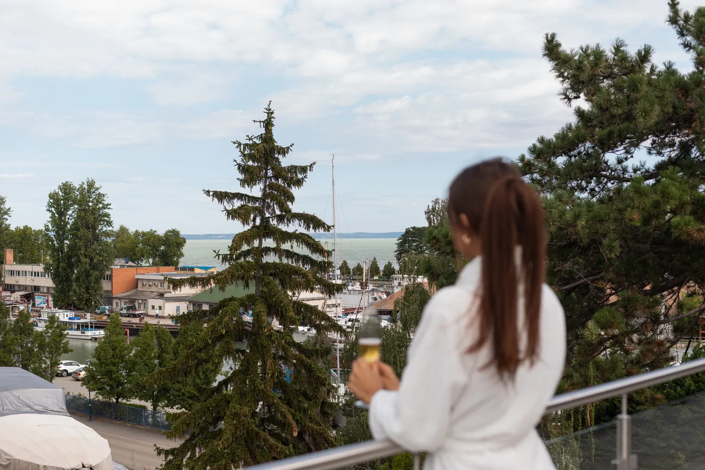 Kilátás a teraszról a kikötőre és a Balatonra